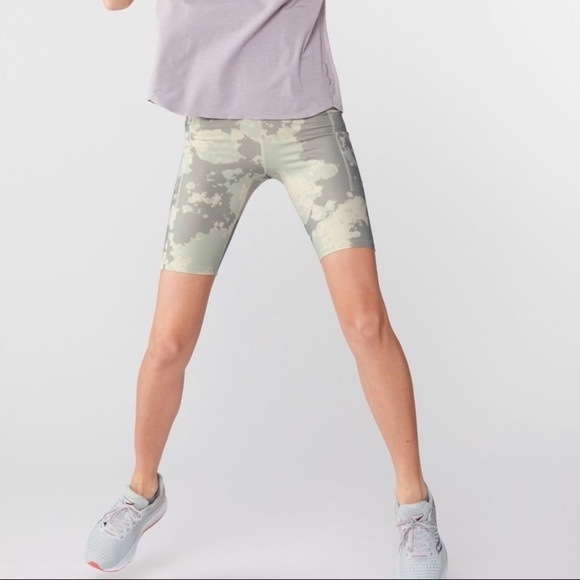 The North Face Pants - THE NORTH FACE Motivation High-Rise with Pocket Biker Shorts Green Camo Small